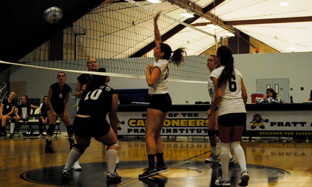 Women's Volleyball: Pratt 3, King's 1